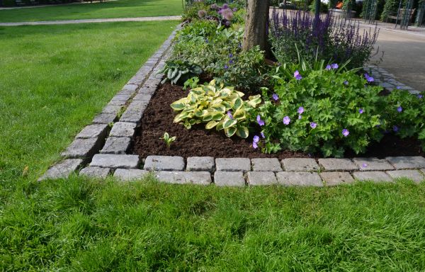 Flower Bed Mulching in Plant City